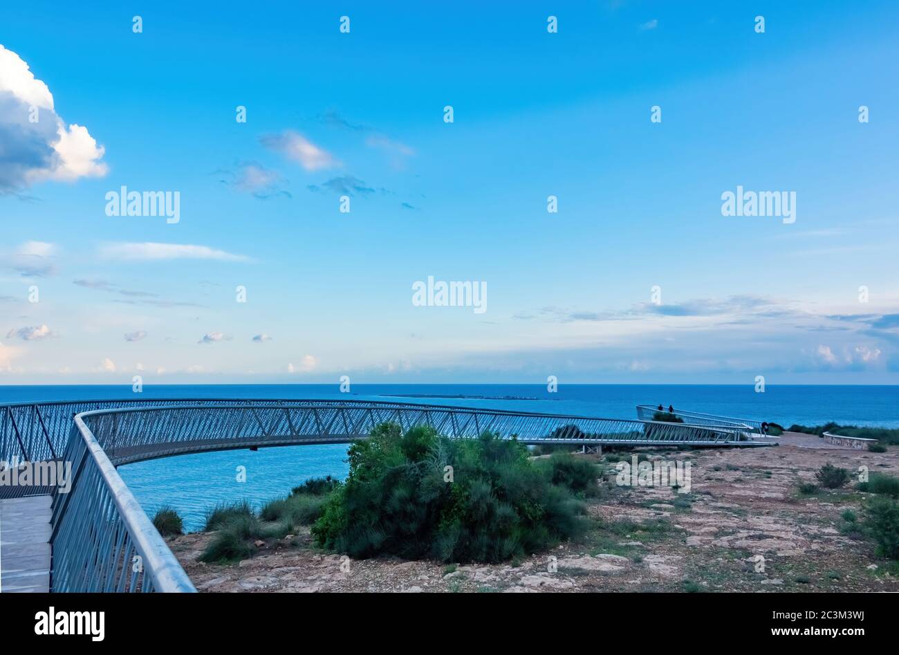 Faro de Santa Pola construido en 1858 cerca de Alicante, España. Nubes lluviosas y vistas al mar. Foto de stock