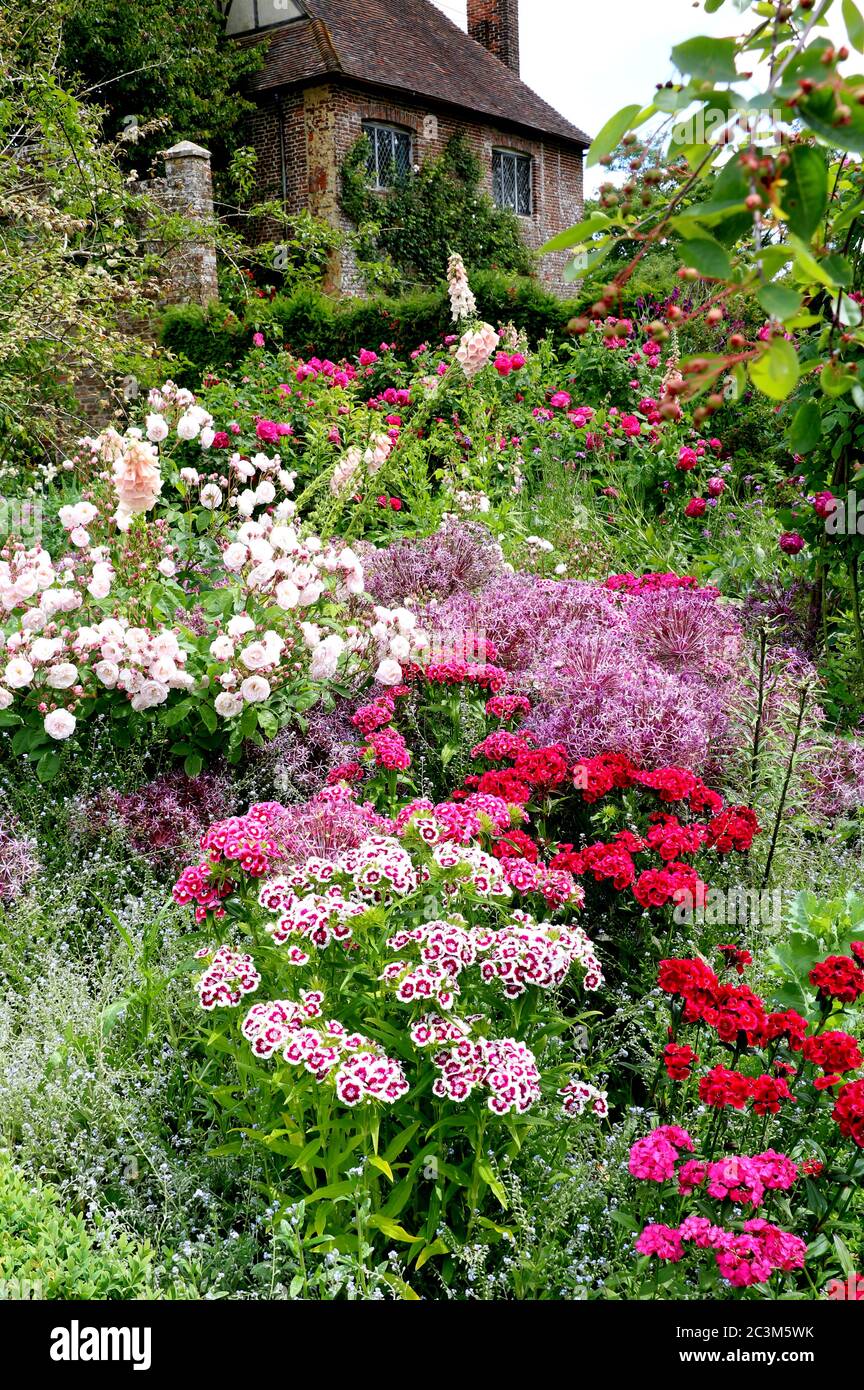 Jardín del castillo de Sissinghurst en verano Foto de stock