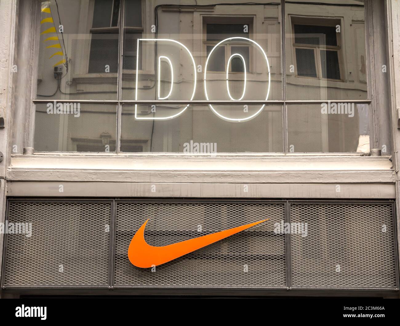 Bruselas, BÉLGICA - 7 de julio de 2019: Logotipo de Nike. Nike es una ropa  deportiva global y running en las tiendas Nike están ubicadas en todo el  mundo Fotografía de stock - Alamy