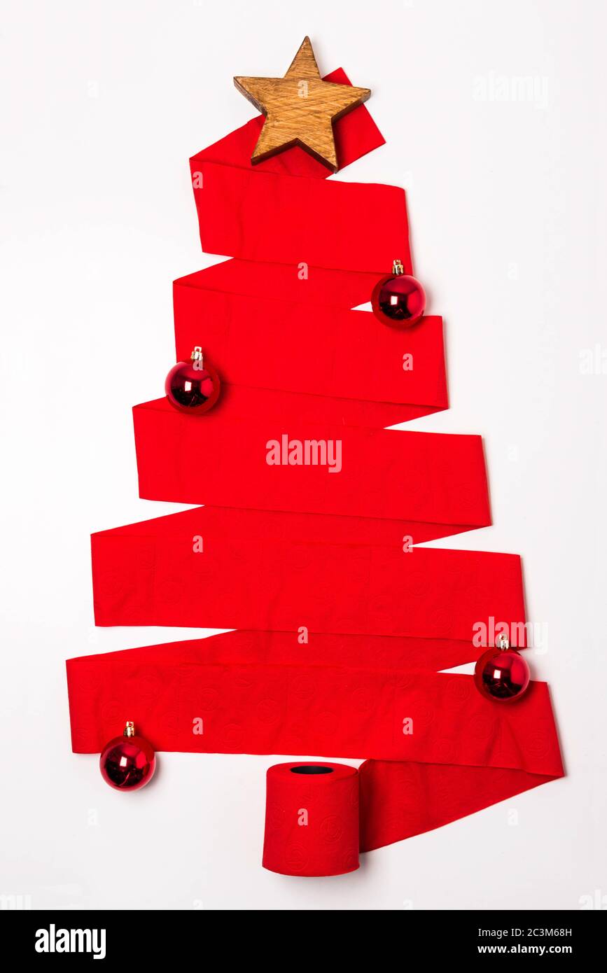 Tiro vertical de un árbol de Navidad rojo hecho de un rollo de papel  higiénico con adornos bajo las luces Fotografía de stock - Alamy