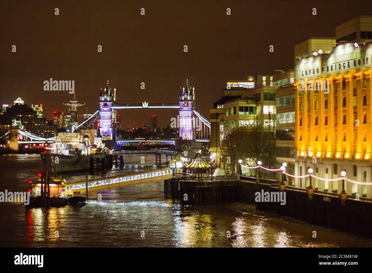 LONDRES - 17 DE NOVIEMBRE de 2016: Puente de la torre por la noche, vista desde el río Támesis Foto de stock
