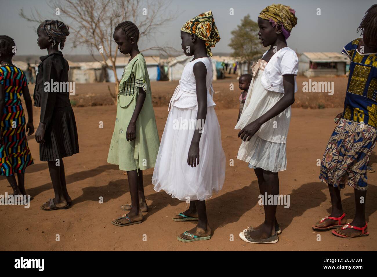 Niños desplazados internamente en la Misión de las Naciones Unidas en Sudán del Sur (UNMISS) Protección de emplazamientos civiles (COP), en las afueras de la capital Juba, sur Foto de stock