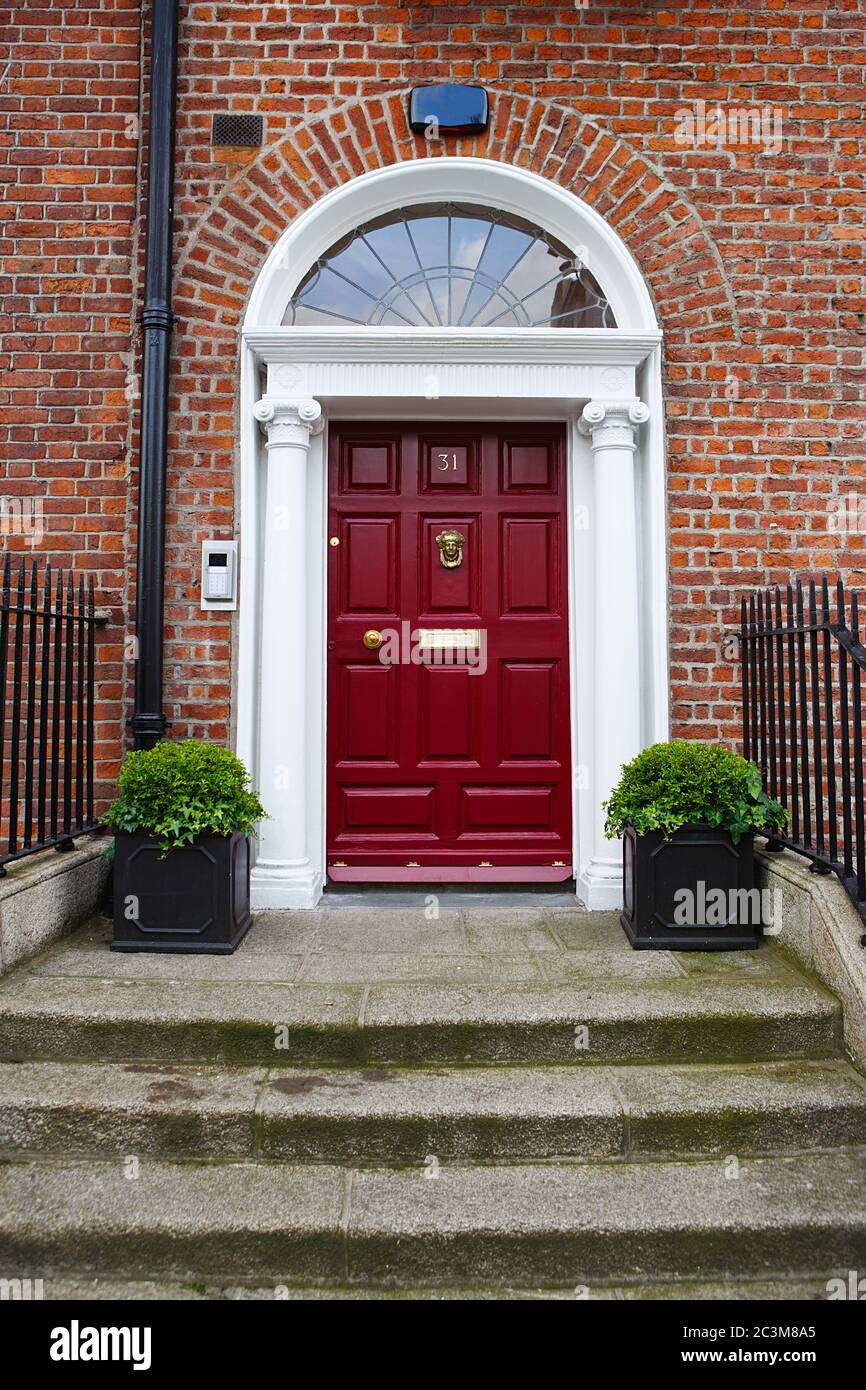 Una puerta roja en Dublín, Irlanda. Puerta georgiana arqueada frente en  Dublín Fotografía de stock - Alamy