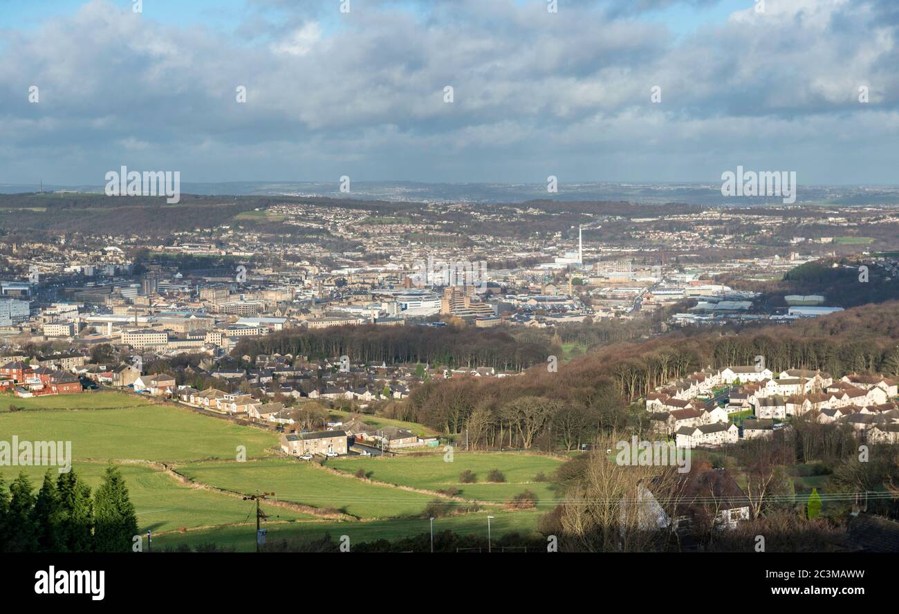 Vista sobre la ciudad de Huddersfield en West Yorkshire desde Castle Hill Foto de stock