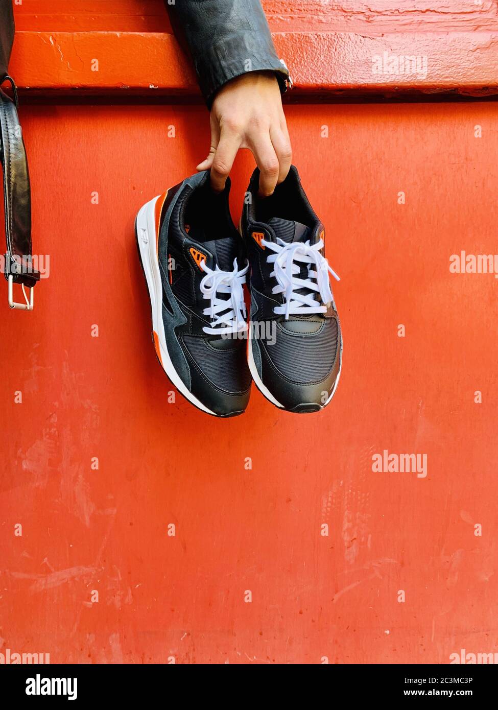 PARIS, FRANCIA - oct 2019: Nuevas sneakers negras para hombre Fotografía de stock - Alamy