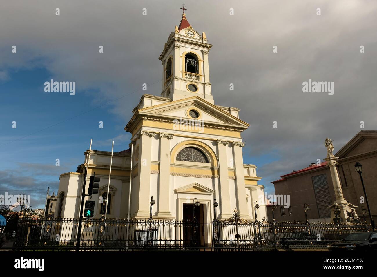 La Catedral del Sagrado corazón en la Plaza Muñoz Gamero, Punta Arenas, Chile Foto de stock