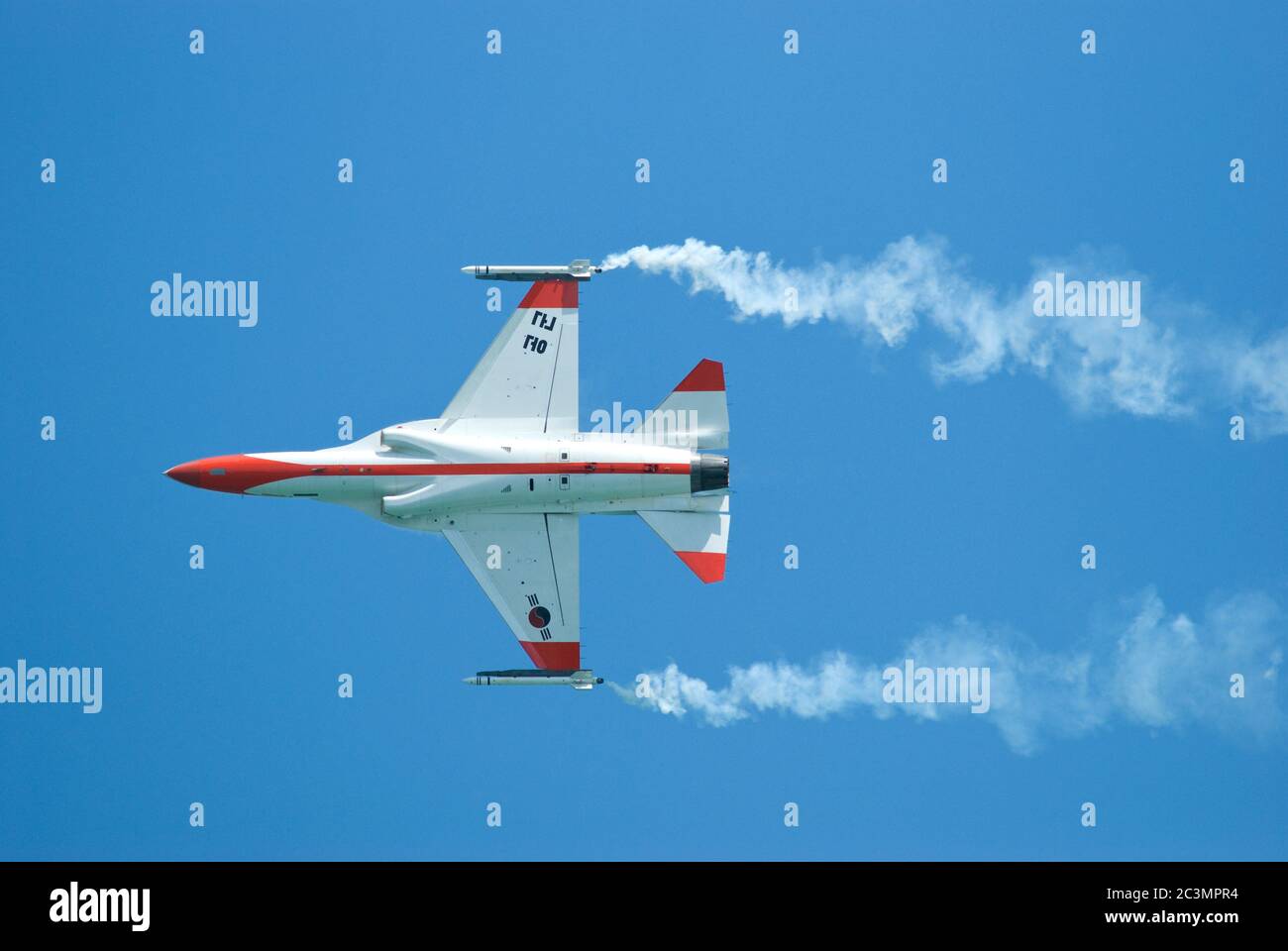 SINGAPUR - 3 DE FEBRERO: Vista inferior del avión de entrenamiento avanzado Supersonic T-50 de Corea del Sur durante el Airshow 2010 de Singapur en Changi Exh Foto de stock