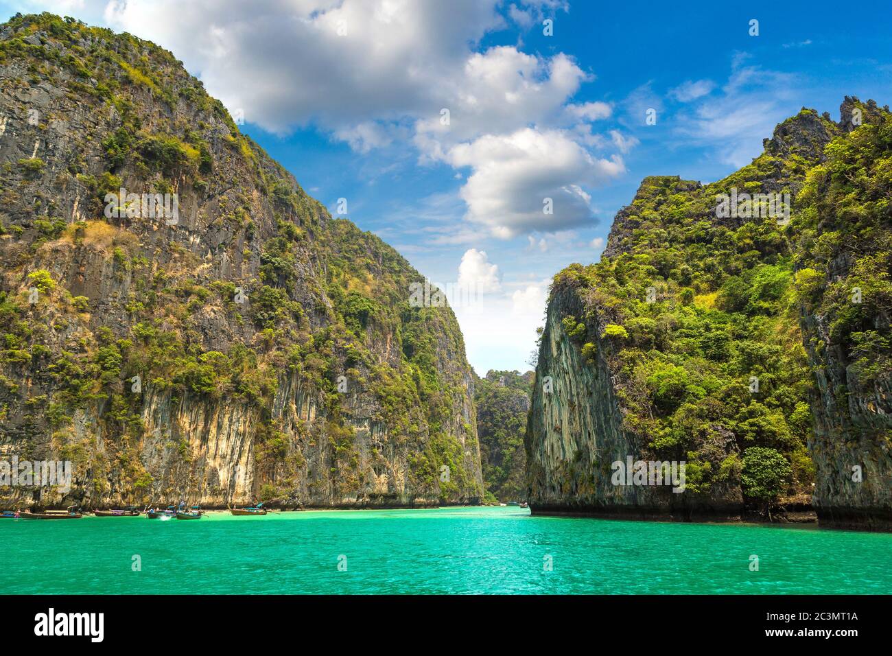 Bahía Maya en la isla Koh Phi Phi Leh, Tailandia en un día de verano Foto de stock