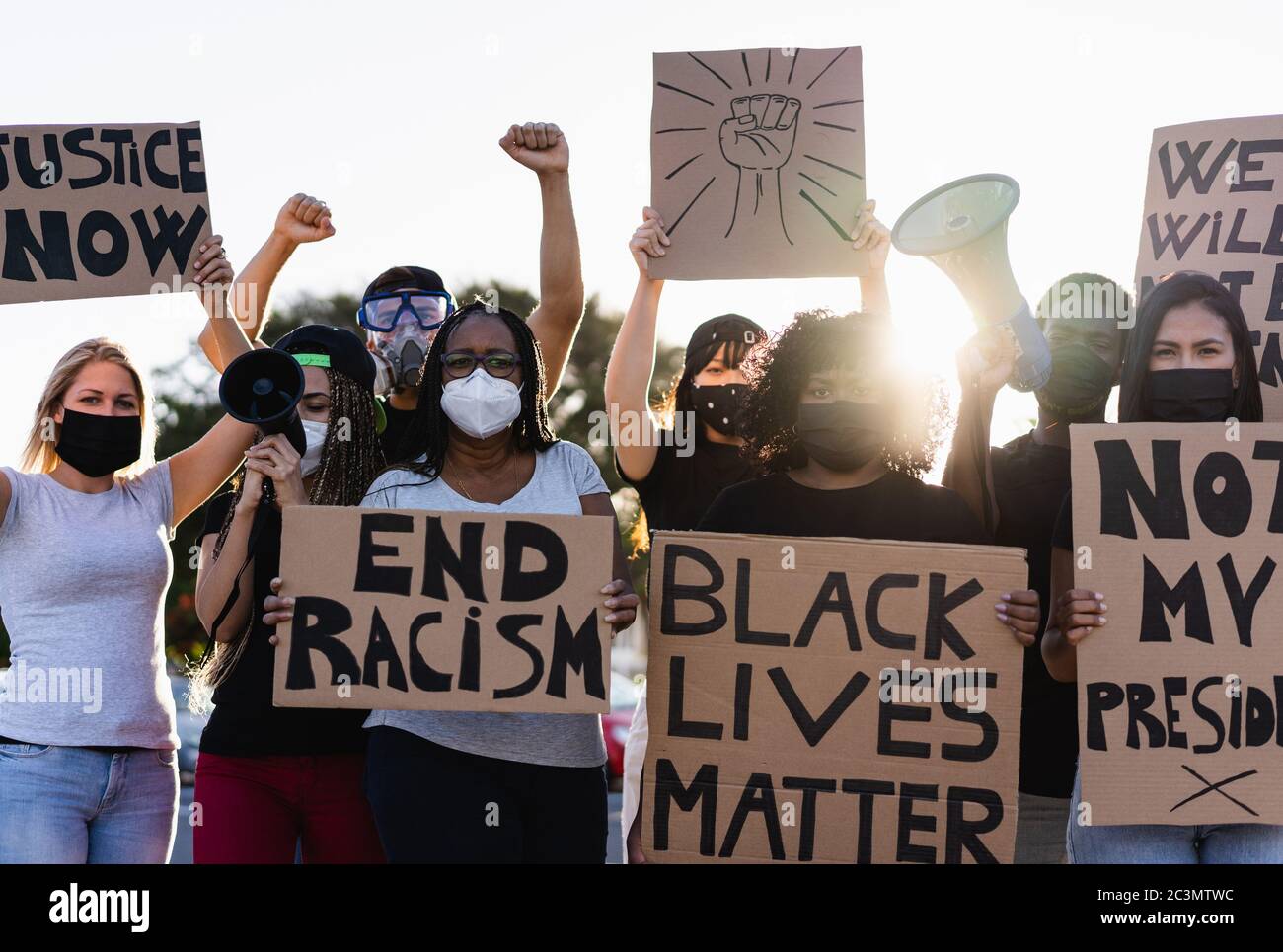 Gente de diferentes culturas y razas protestan en la calle por la igualdad de derechos - manifestantes que usan máscaras durante vidas negras importan campo de combate Foto de stock