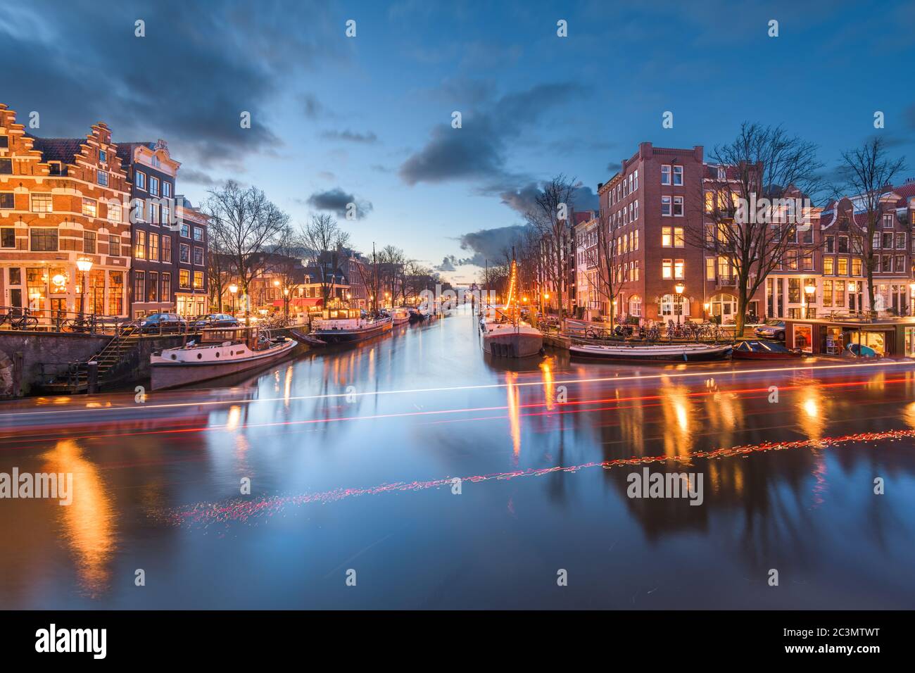 Amsterdam, países Bajos puentes y canales en el crepúsculo. Foto de stock