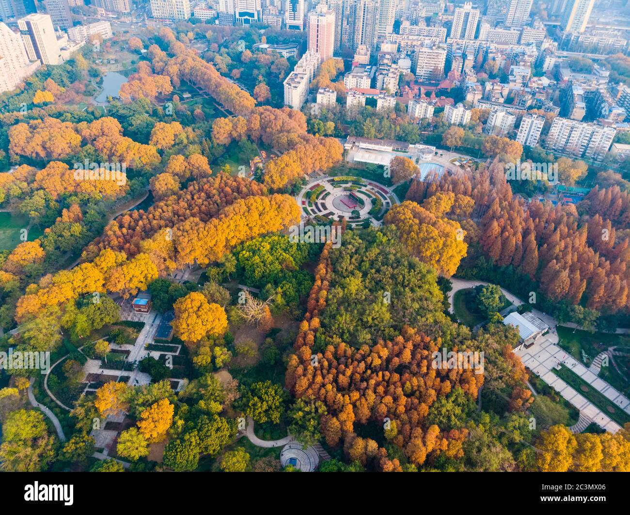 Parque de la Liberación a finales de otoño paisaje aéreo en Wuhan, Hubei, China Foto de stock