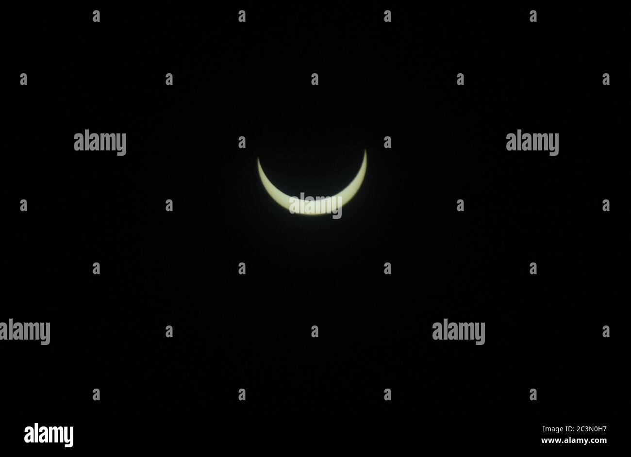 Beawar, Rajasthan, India, 21 de junio de 2020: Una vista del eclipse solar como se ve en el cielo desde Beawar. Un eclipse solar ocurre cuando la luna entra entre la tierra y el sol y cuando los tres cuerpos están alineados. El eclipse de hoy apareció en Arabia Saudita, Qatar, Emiratos Árabes Unidos, Omán, India, Sri Lanka, Malasia, Indonesia, Singapur, Islas Marianas del Norte y Guam. Crédito: Sumit Saraswat/Alamy Live News Foto de stock