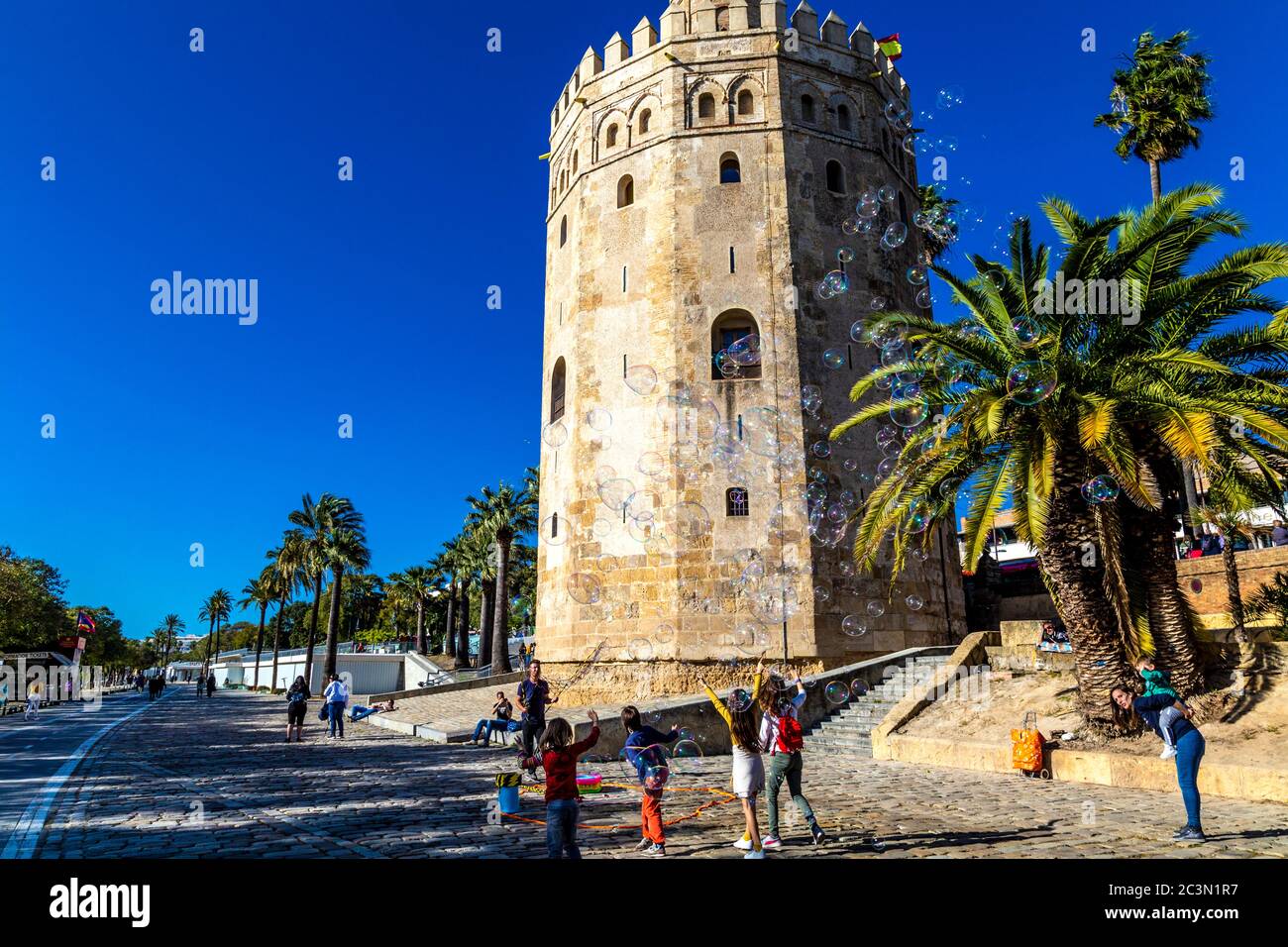 Torre del Oro - relojería medieval del siglo XIII y ahora una terraza mirador y museo naval, Sevilla, Andalucía, España Foto de stock