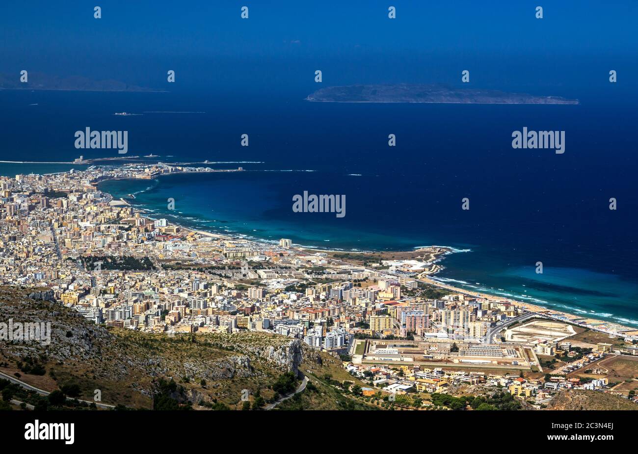 Panorama di Trapani con el isole Egadi Foto de stock