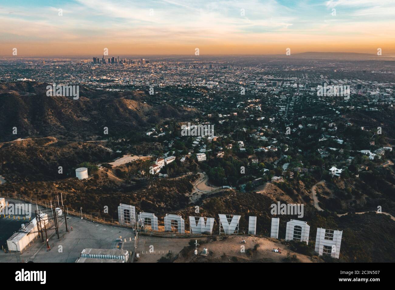 Alrededor de noviembre de 2019: Espectacular vista sobre Hollywood signo mirando sobre los Ángeles, California en la luz del atardecer Foto de stock
