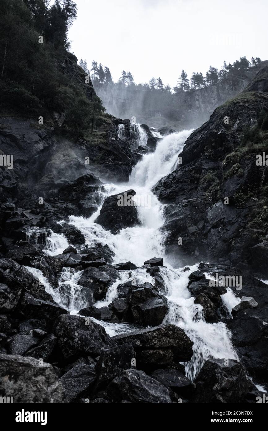 Latefossen Cascada, cascada única épica potente gran flujo vertical