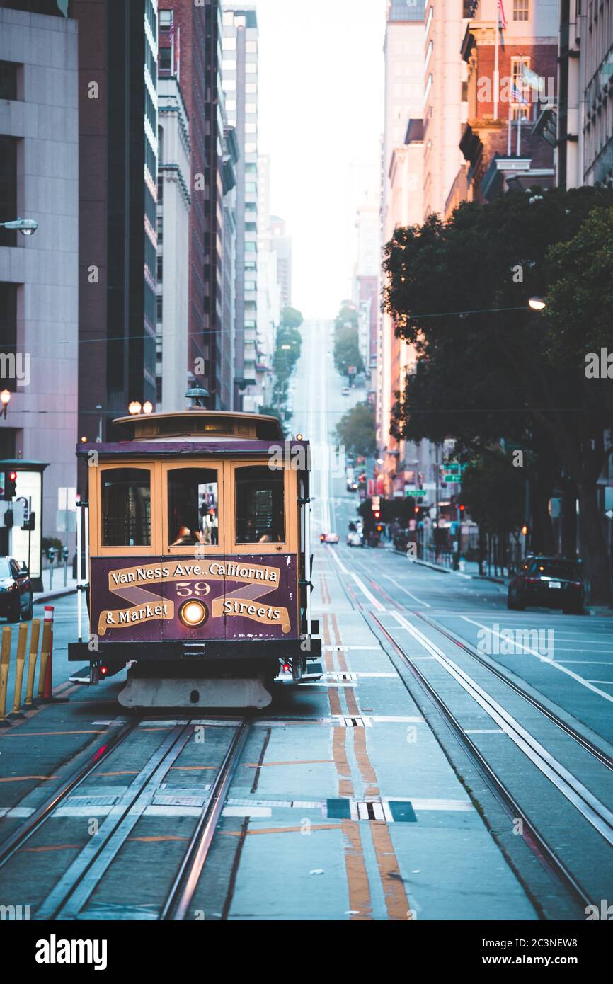 Hermosa vista del tradicional histórica de San Francisco Cable Cars, sobre la famosa calle California temprano en la mañana con tonos pastel filte vintage retro Foto de stock