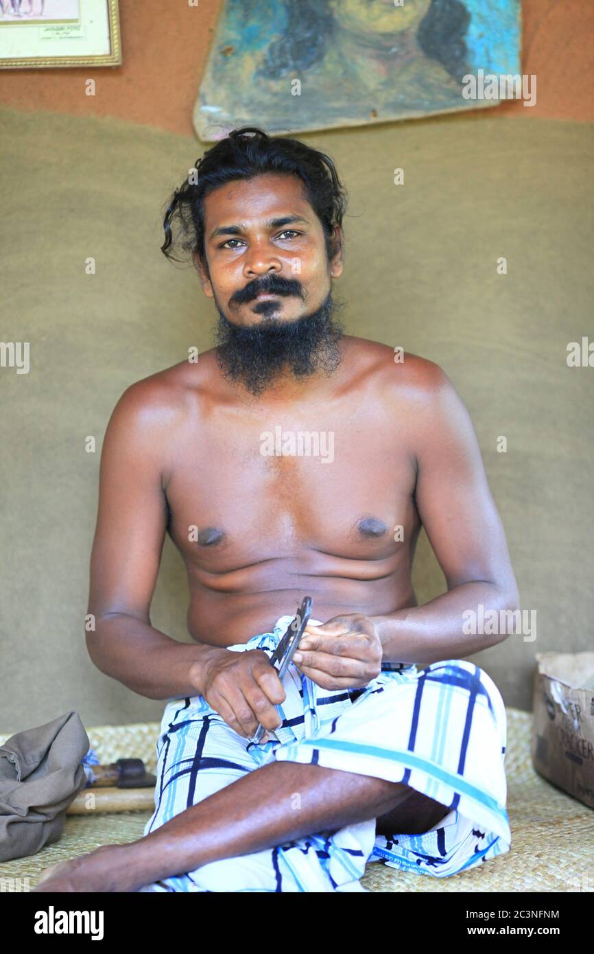 "Gente del bosque" - tribu étnica Vedda en Sri Lanka. Cazadores de aborígenes con hacha y arco. Foto de stock