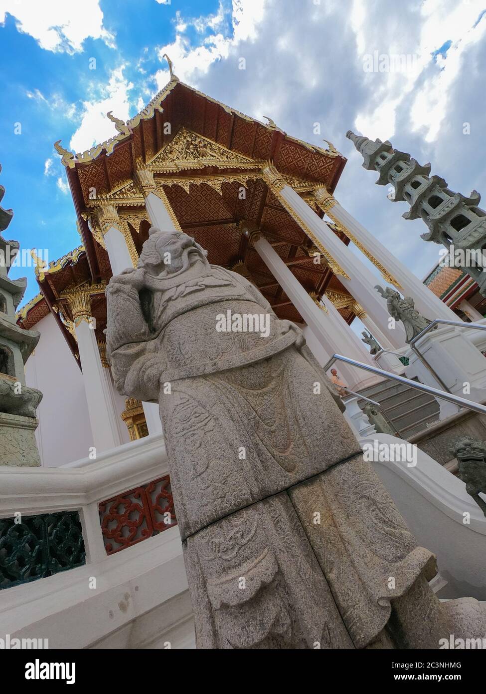 Hermosa escultura en la entrada del templo budista Wat Suthat Thepwararam en Bangkok, Tailandia Foto de stock