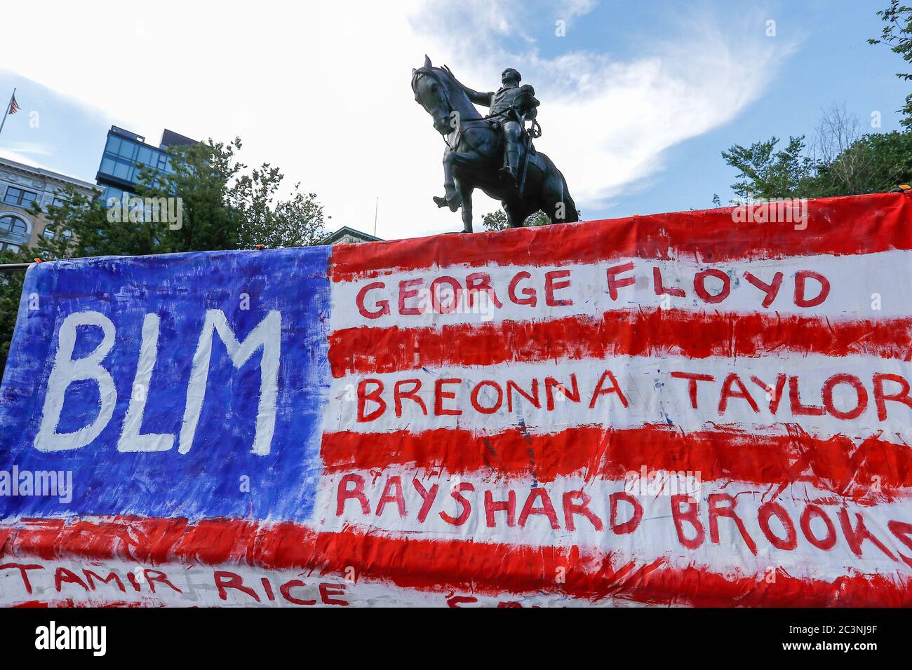 La entrega artística de una bandera americana con nombres de personas muertas por la policía cuelga frente a una estatua de George Washington durante la manifestación. Centésimas se manifiestan en Nueva York contra la marcha fascista KKKKKampain y Black Lives Matter del presidente Trump el fin de semana del decimoséptimo. Los manifestantes continúan marchando contra la brutalidad policial y la injusticia racial en todo Estados Unidos. Foto de stock