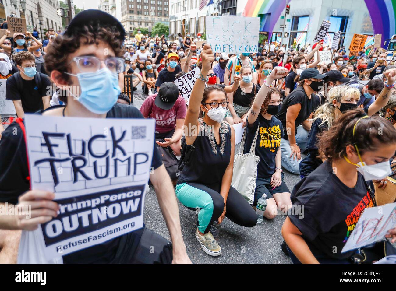 (NOTA DE LOS EDITORES: La imagen contiene profanidad)los manifestantes que sostienen pancartas se toman una rodilla durante la demostración. Centésimas se manifiestan en Nueva York contra la marcha fascista KKKKKampain y Black Lives Matter del presidente Trump el fin de semana del decimoséptimo. Los manifestantes continúan marchando contra la brutalidad policial y la injusticia racial en todo Estados Unidos. Foto de stock