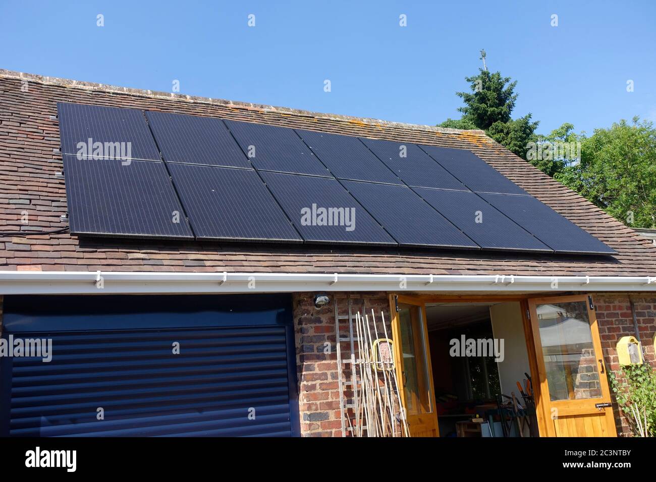 Paneles fotovoltaicos solares negros instalados en el del garaje, Bewdley, Unido de stock - Alamy