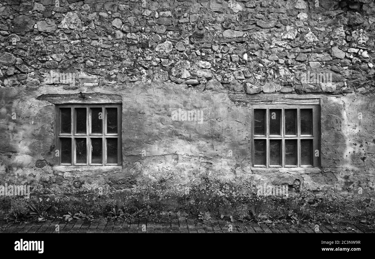 Ventana con barras de hierro, construcción y arquitectura, casas Foto de stock