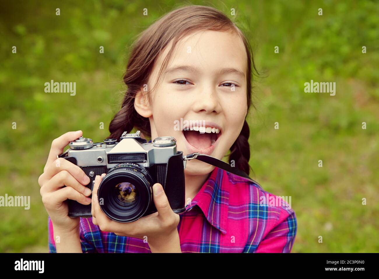 niña adolescente con cámara fotográfica. antigua cámara