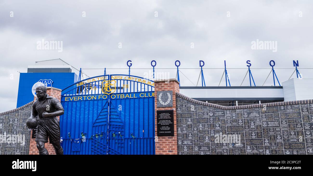 Estatua de Dixie Dean frente al Muro de la Fama fuera de la casa de Everton FC en Inglaterra visto en junio de 2020. Foto de stock