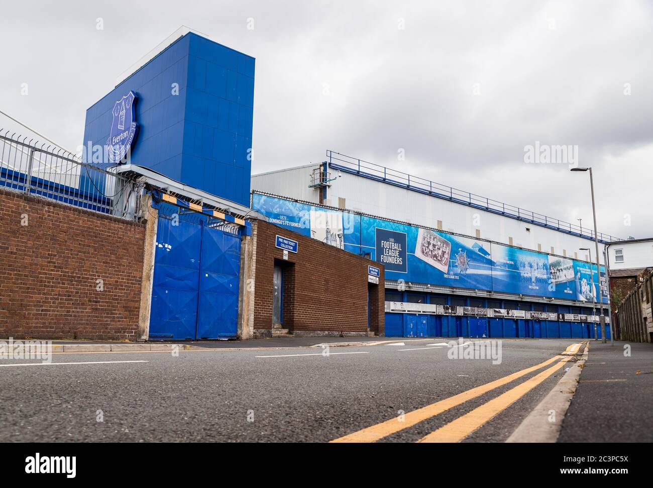 Mirando hacia arriba el stand de Bullens Road (hogar de Everton FC) visto desde el lado de la carretera en junio de 2020. Foto de stock