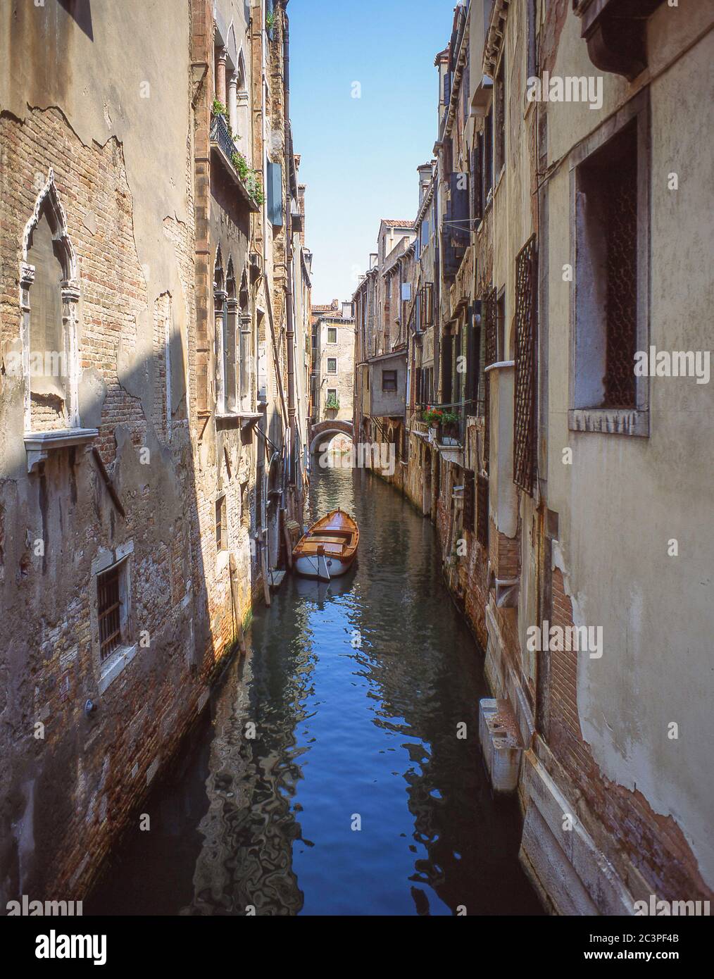Canal de vía estrecha, Venecia (Venecia), Región Veneto, Italia Foto de stock