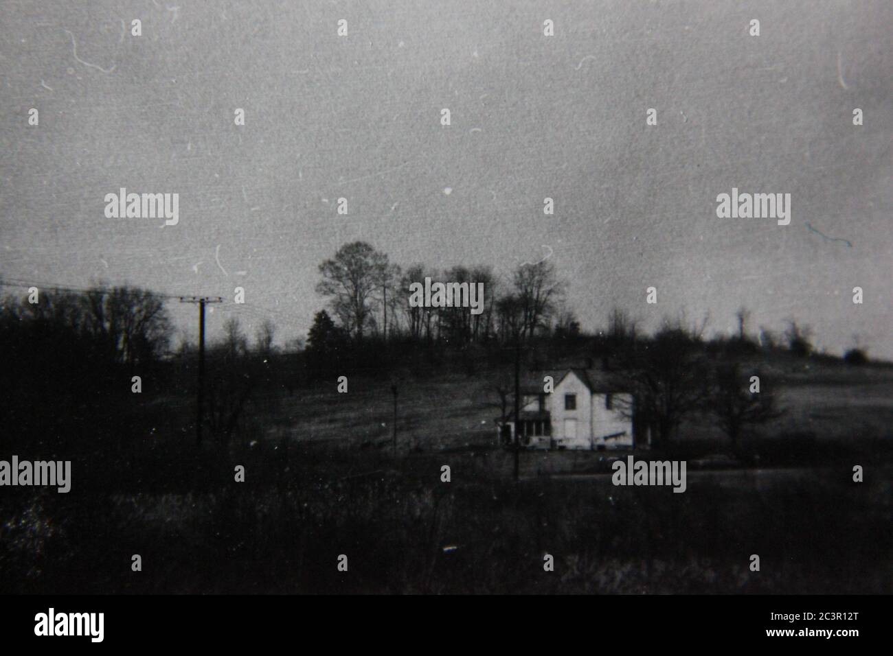 Fotografía en blanco y negro de la época de los 70 de una casa de campo tranquila lejos de todo. Foto de stock