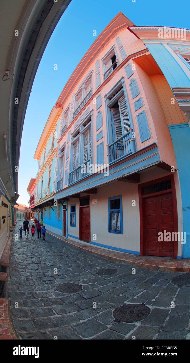 Guayaquil, Guayas / Ecuador - 4 de septiembre de 2016: Gente caminando por  la calle antigua en el barrio las Peñas. Es conocido por su arquitecto  colonial Fotografía de stock - Alamy