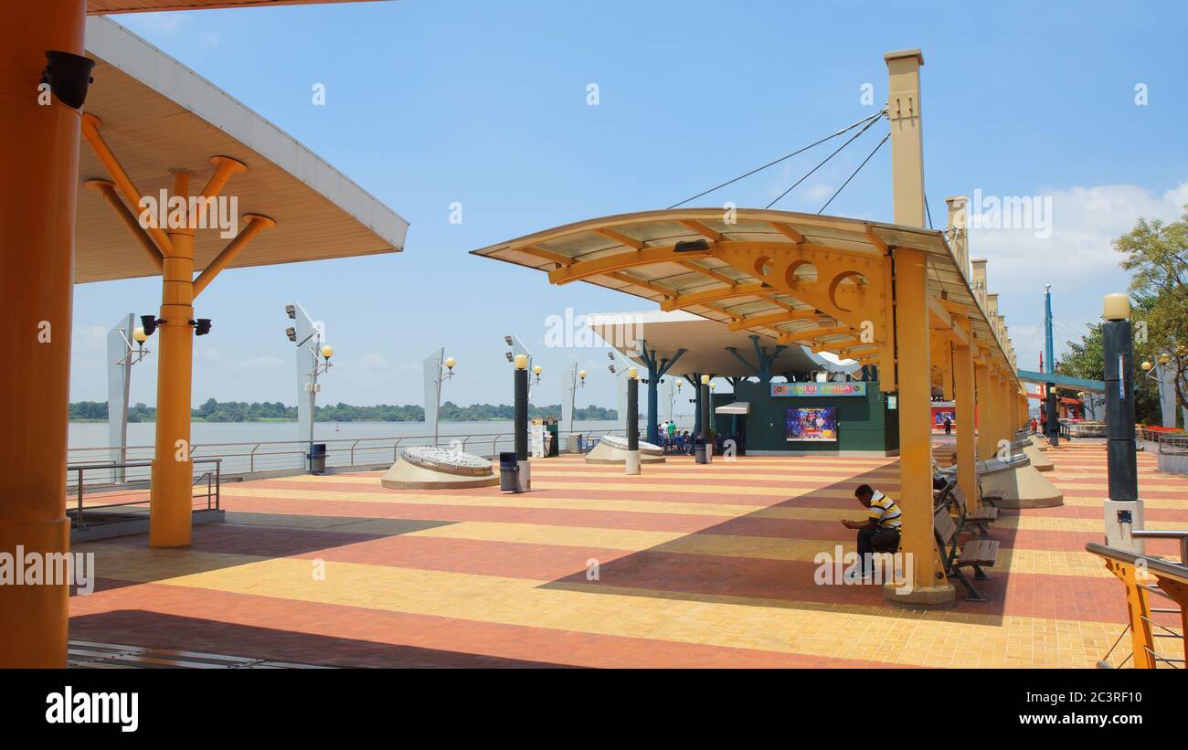 Guayaquil, Guayas / Ecuador - 4 de septiembre de 2016: Hombre sentado en un banco frente al río en las instalaciones del Malecón 2000. Este es un proyecto de URBAN reg Foto de stock