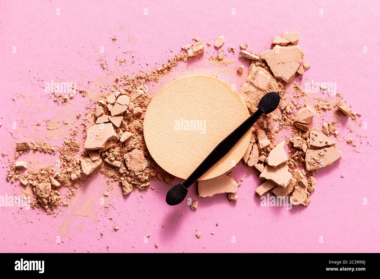 vista superior de aplicador de pradera de doble cara cerca de polvo de cara  agrietada y esponja de maquillaje en rosa Fotografía de stock - Alamy