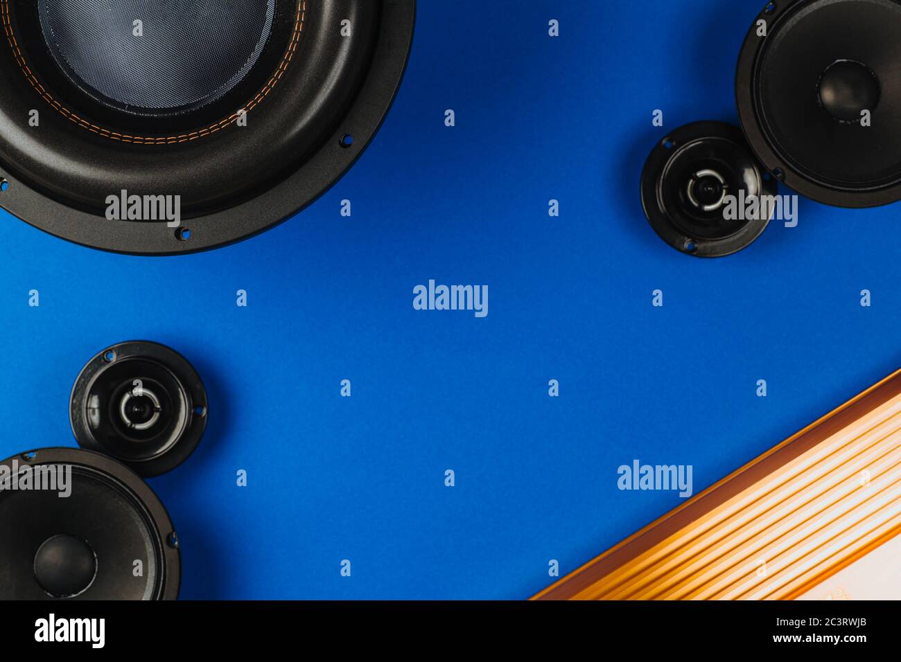 Audio para coche, altavoces para coche, subwoofer negro y amplificador de  sonido sobre fondo azul. Espacio de copia Fotografía de stock - Alamy