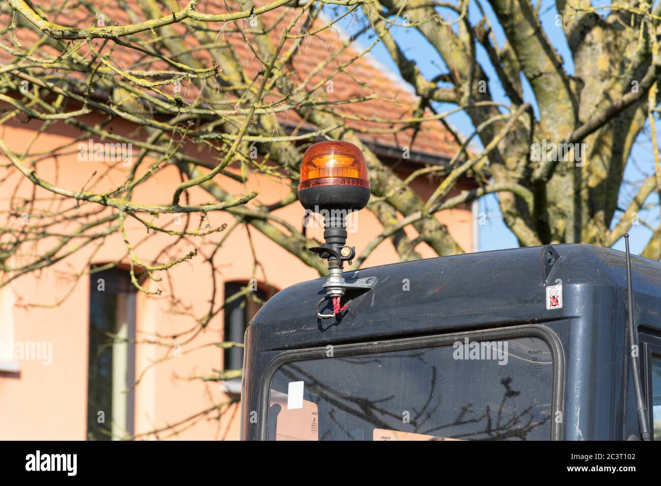 Techo de un coche con una luz naranja intermitente en él Foto de stock