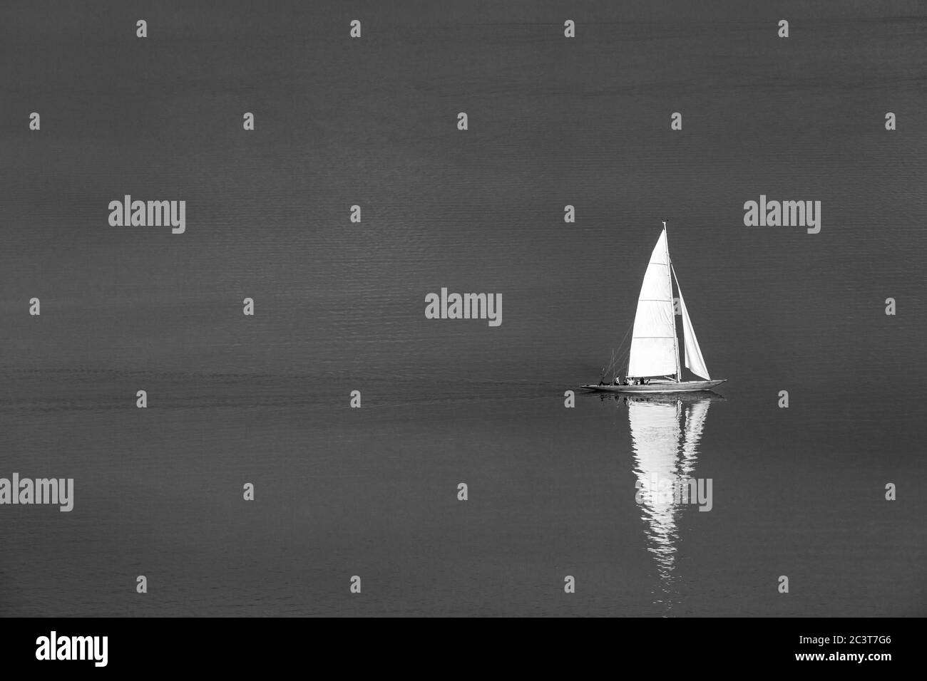 Primer plano velero navegando bajo una hermosa luz. velero blanco y negro y paisaje marino Foto de stock
