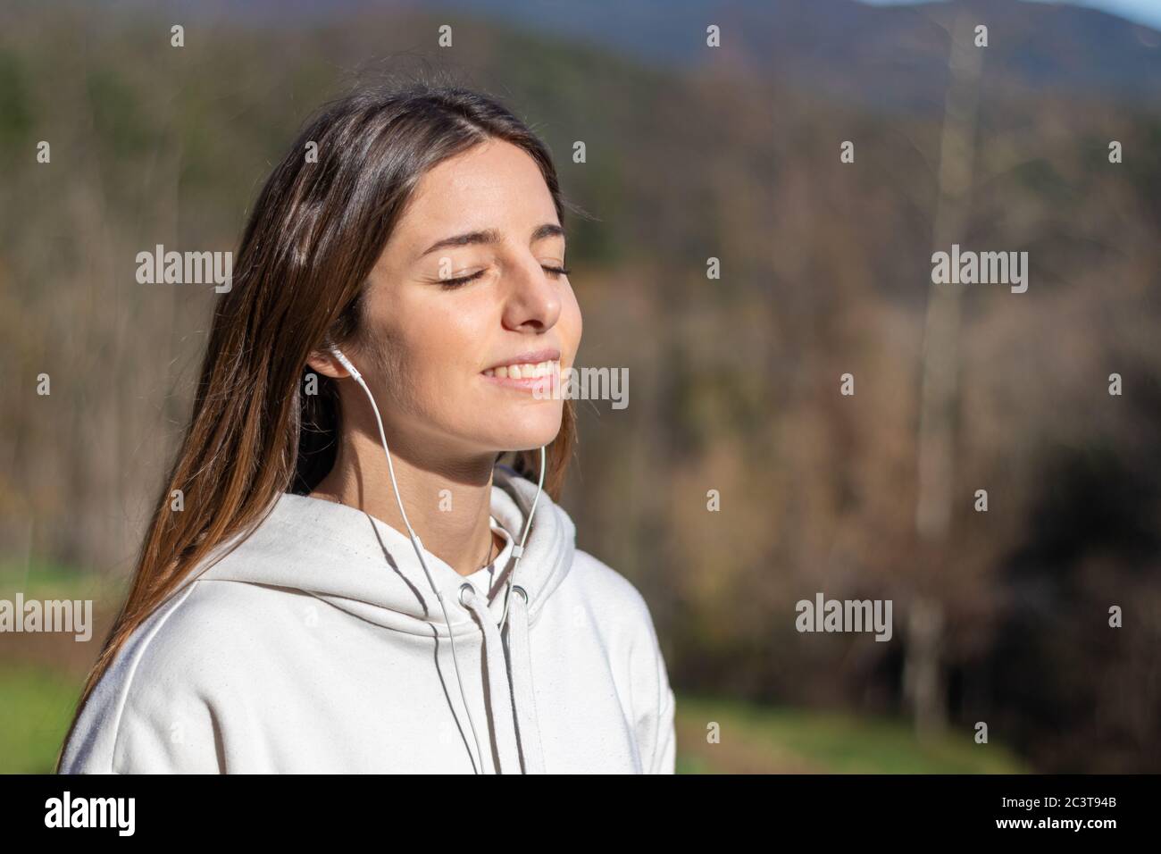 Un primer plano de los auriculares inalámbricos Marshall marrones sobre  fondo blanco Fotografía de stock - Alamy