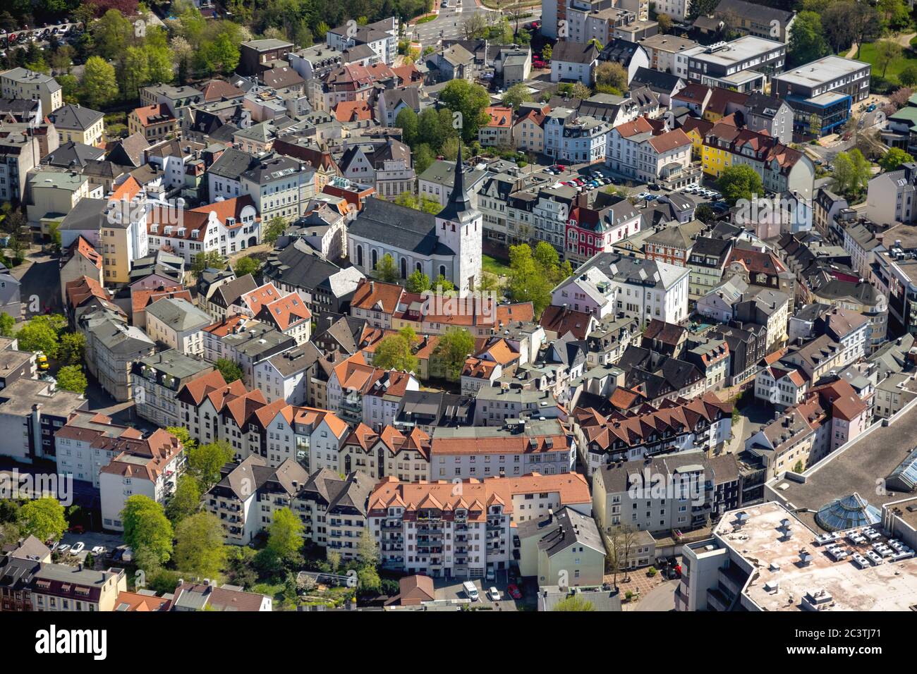 Antigua ciudad de Luedenscheid con la iglesia Erloeserkirche am Kirchplatz, 24.04.2019, Luftbild, Alemania, Renania del Norte-Westfalia, Sauerland, Luedenscheid Foto de stock