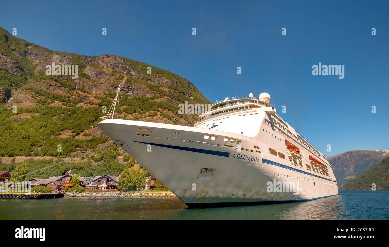 Excursión en barco Colón en el Naeroyfiord, Noruega, Sogn og Fjordane, Fretheim Foto de stock