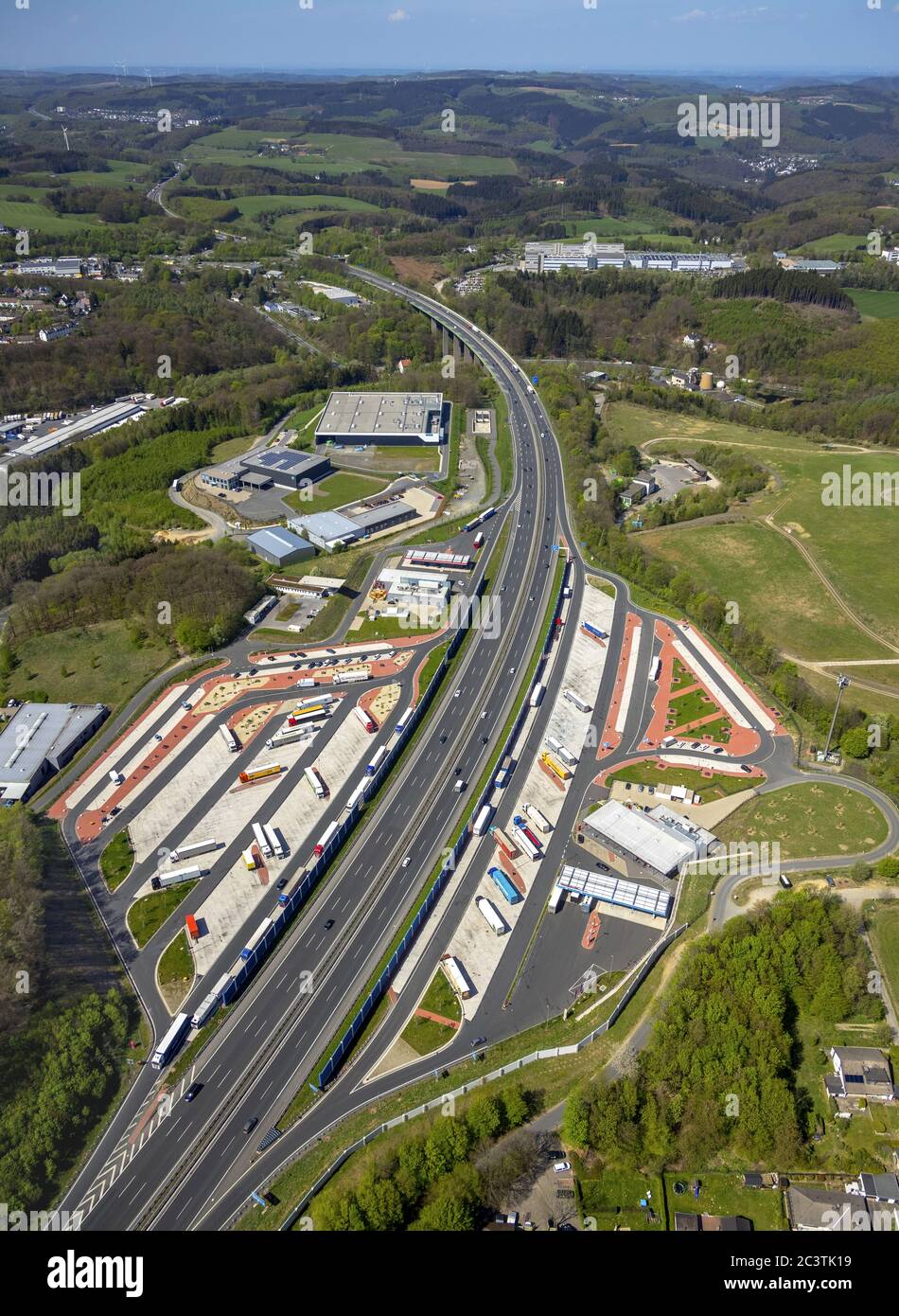 Extensiones de las estaciones de autopista Sauerland West y Sauerland Ost en la autopista A45, 24.04.2019, vista aérea, Alemania, Renania del Norte-Westfalia, Sauerland, Luedenscheid Foto de stock