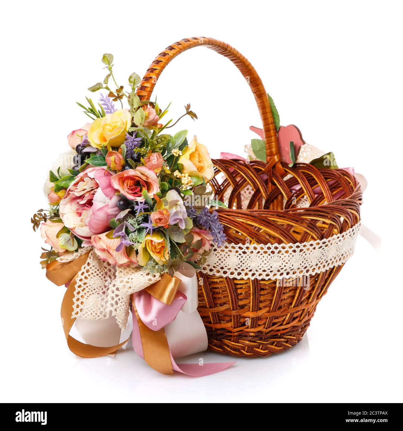 Las cestas con diseño de mimbre están decoradas con un arreglo floral para  Semana Santa. Sobre un fondo blanco Fotografía de stock - Alamy