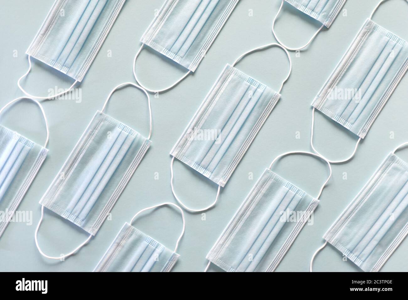 Mascarilla facial para la prevención del coronavirus. Distancia social, autoaislamiento durante la cuarentena Covid-19. Diseño de la máscara de seguridad, vista superior, colocación plana. Foto de stock