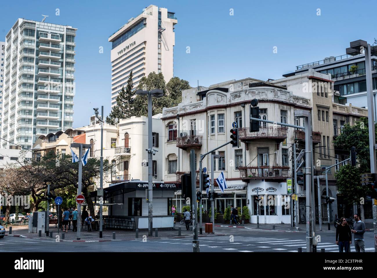 La esquina de la calle Allenby y Rothschild Boulevard, Tel Aviv, Israel la  torre Shalom en el fondo Fotografía de stock - Alamy