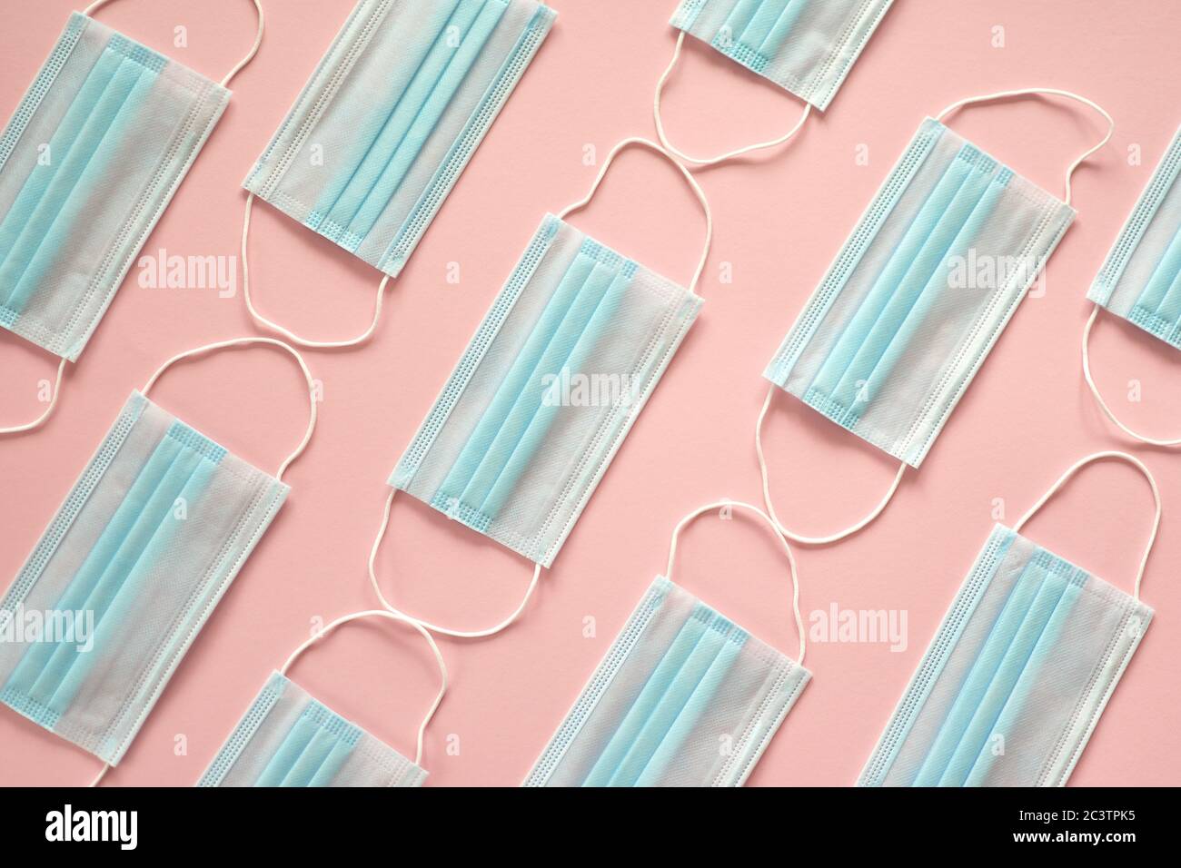 Mascarilla facial para la prevención del coronavirus. Distancia social, autoaislamiento durante la cuarentena Covid-19. Diseño de la máscara de seguridad, vista superior, colocación plana. Foto de stock