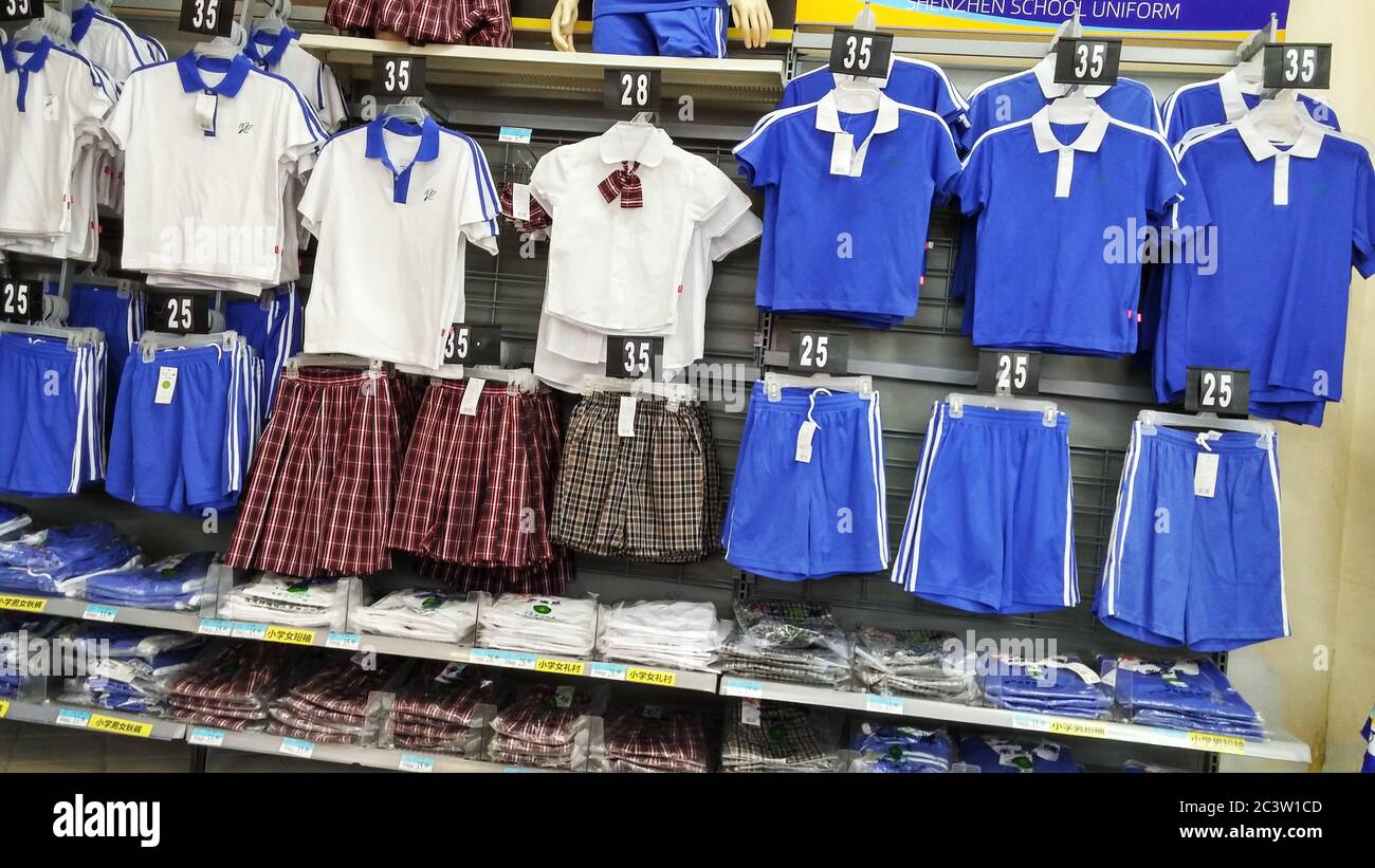 Los uniformes escolares para los estudiantes de primaria y secundaria están  a la venta en walmart. En Shenzhen, China Fotografía de stock - Alamy