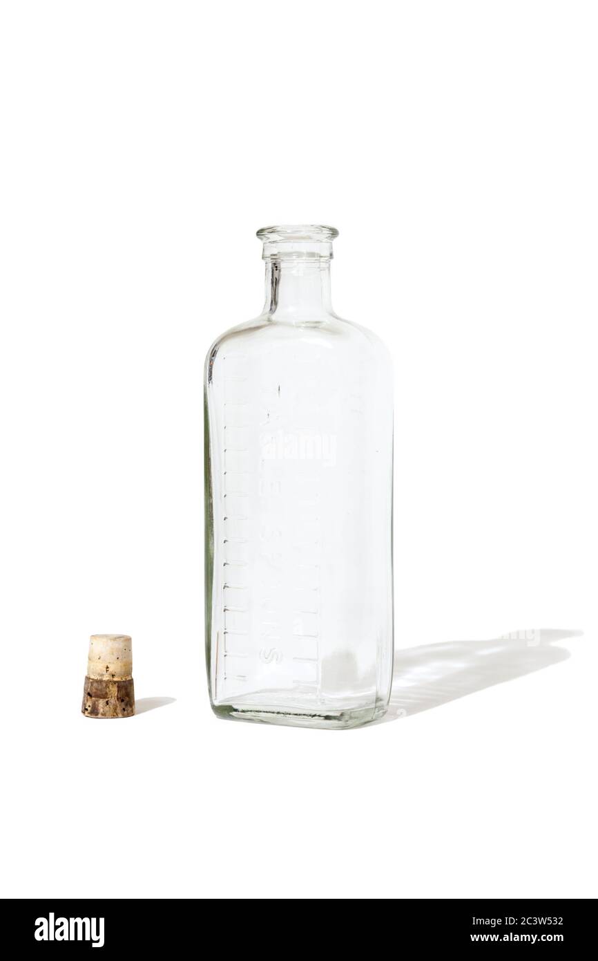 Botella vieja de vidrio vacía con el corcho retirado, sobre fondo blanco Foto de stock