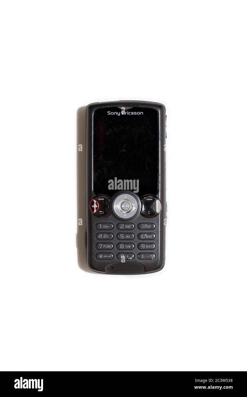 Viejo teléfono móvil Sony Ericsson, bien utilizado y con una pantalla ligeramente rayada sobre un fondo blanco Foto de stock