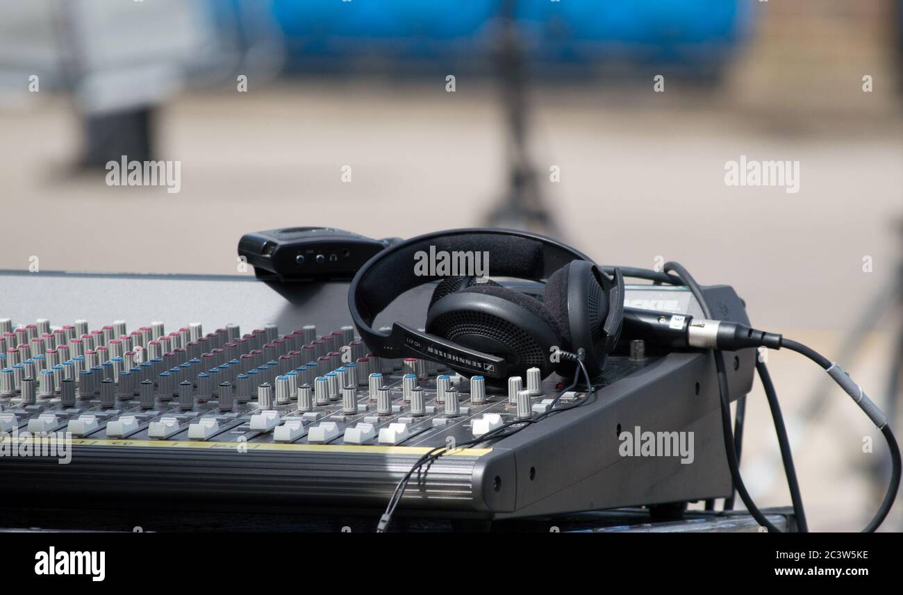 Mesa de mezclas y auriculares en directo al aire libre Foto de stock